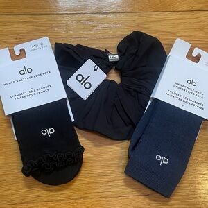 NWT New with Tags ALO Yoga Socks and Scrunchie Set